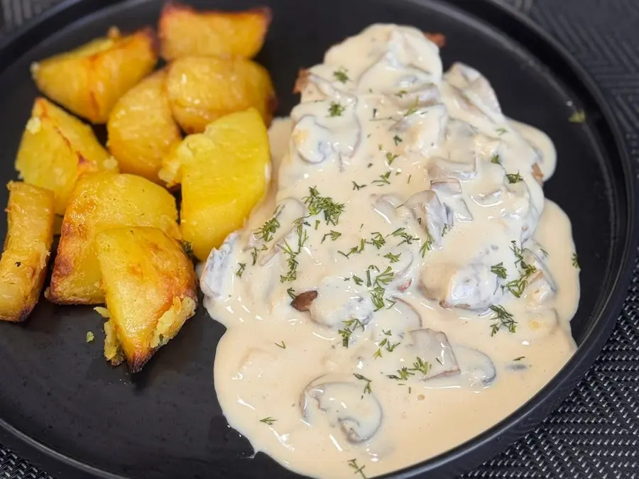 Imagine din meniu cu Pui ceddar cu ciuperci