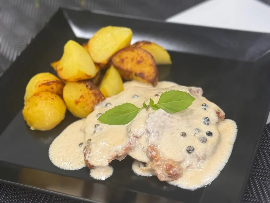 Imagine din meniu cu Cotlet de porc in sos de piper verde