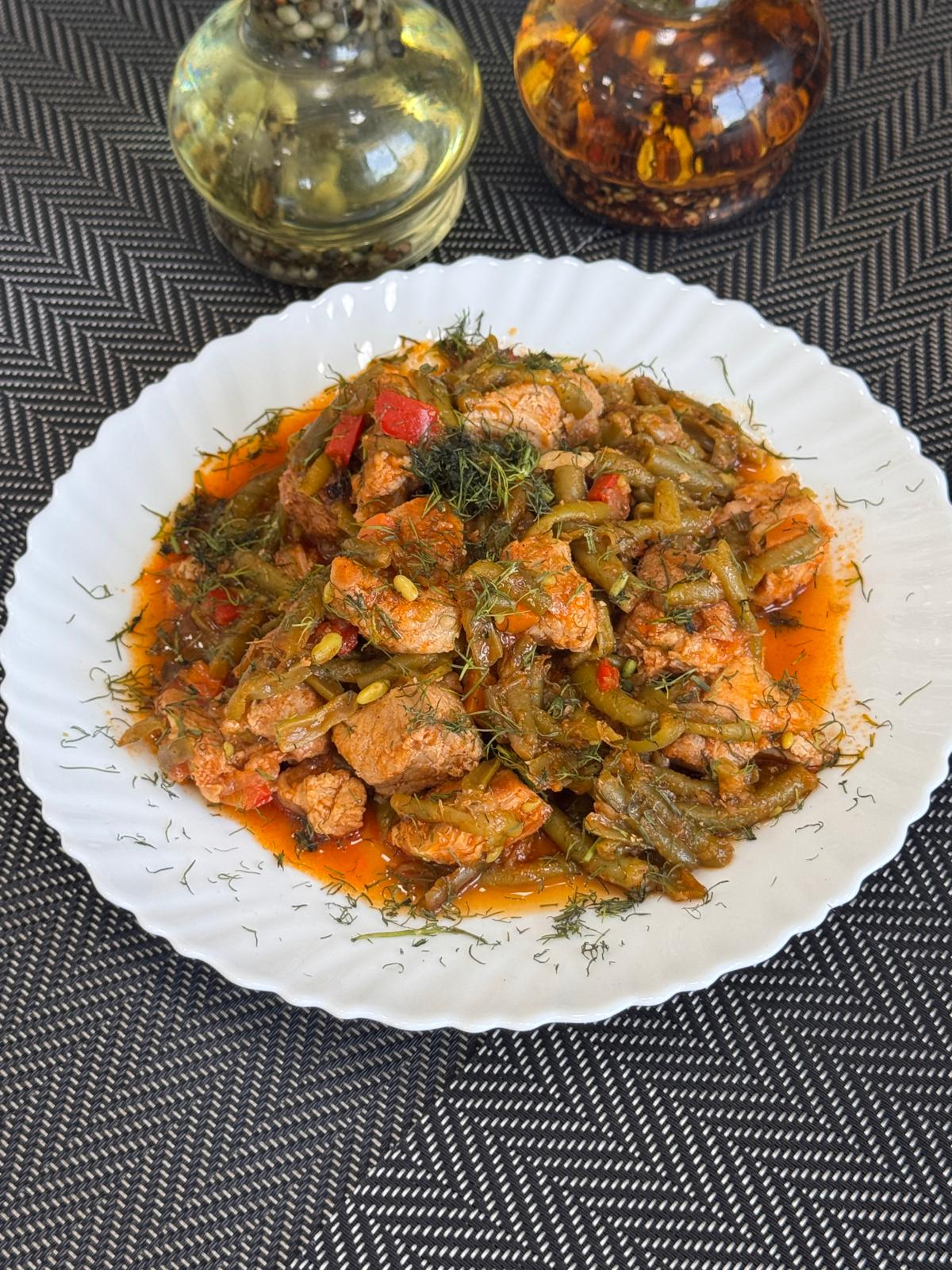 Imagine din meniu cu Fasole verde cu carne de porc