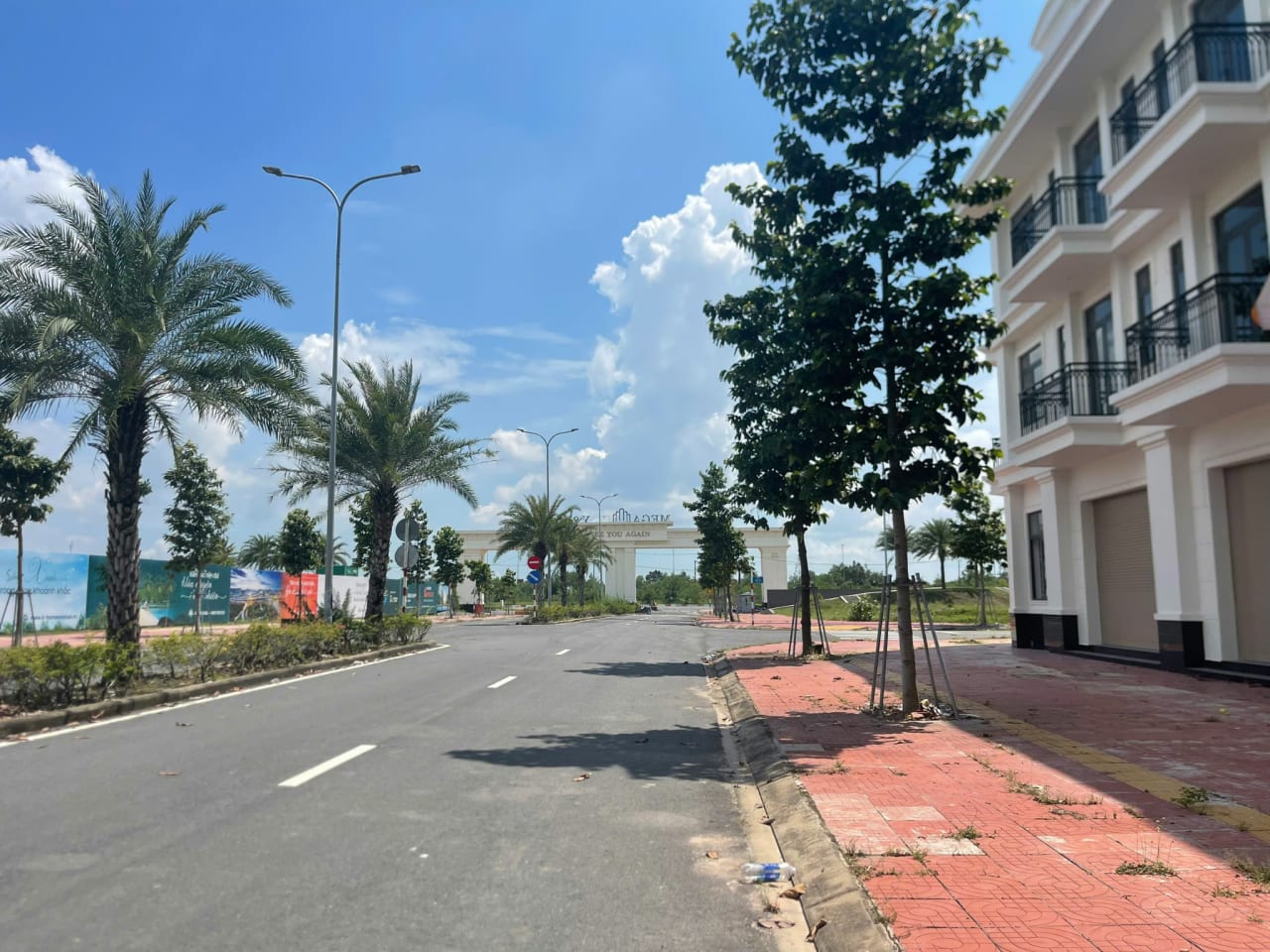 Đường nội khu và khu vực phía trước dự án Mega City 2