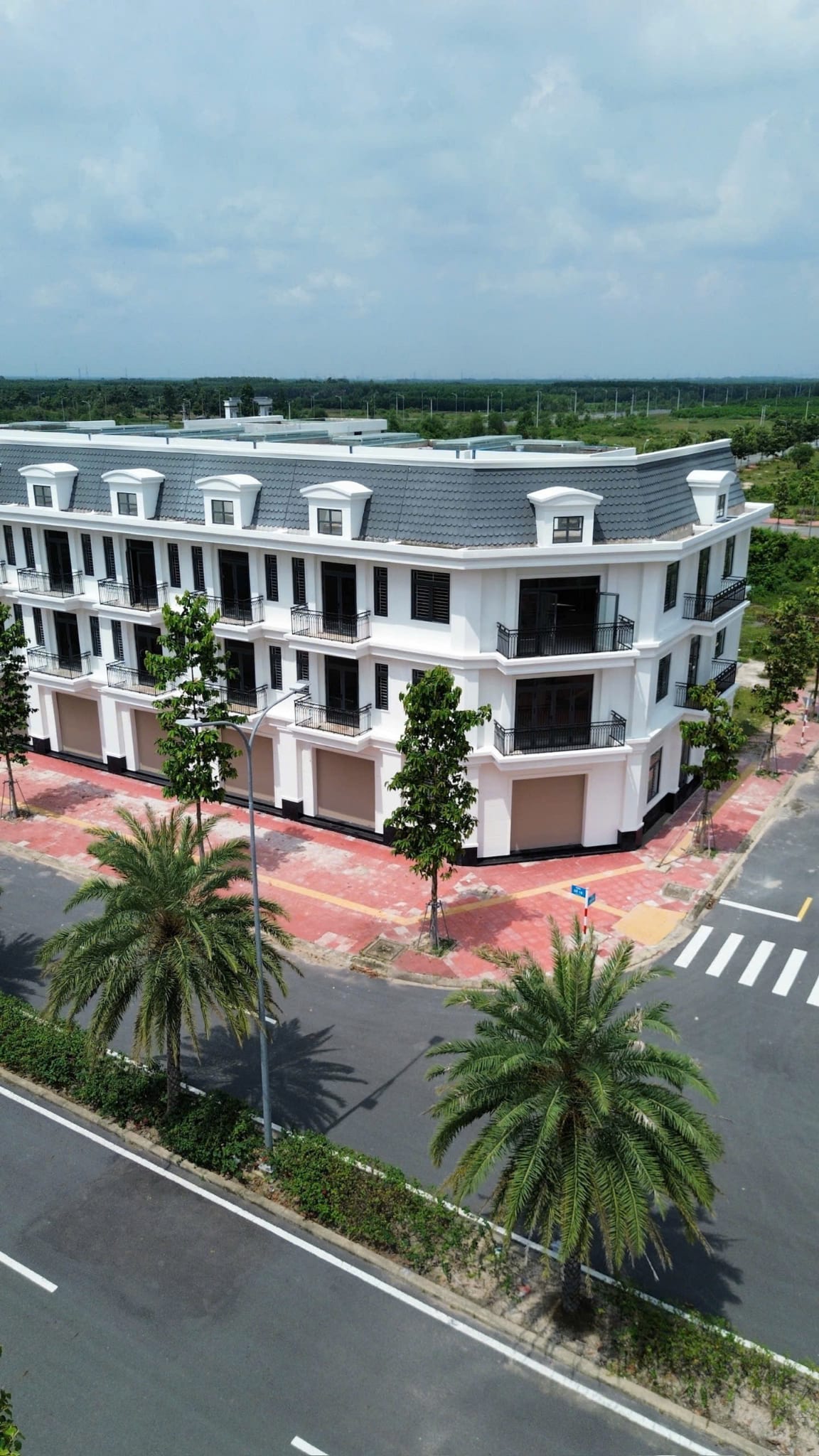 Góc nhìn từ trên cao về dãy nhà phố Mega City 2 Nhơn Trạch