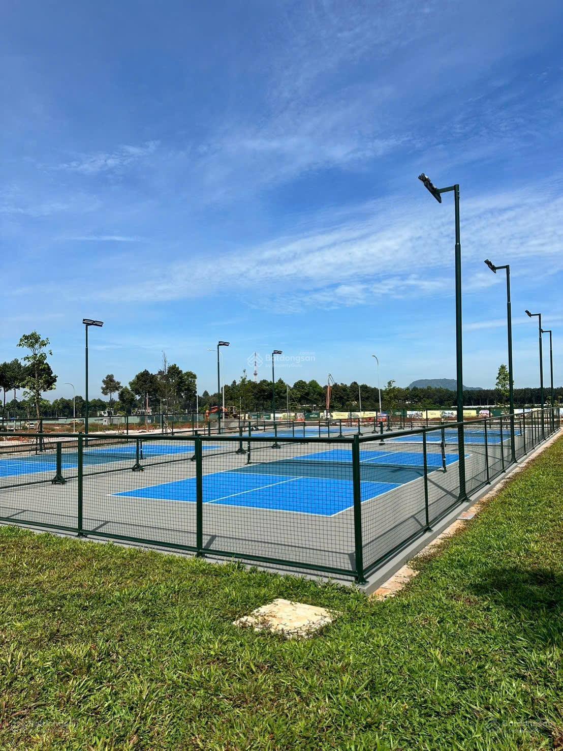 Cụm sân thể thao pickleball và sân bóng đá mini hiện đại tại The Link City Dầu Giây