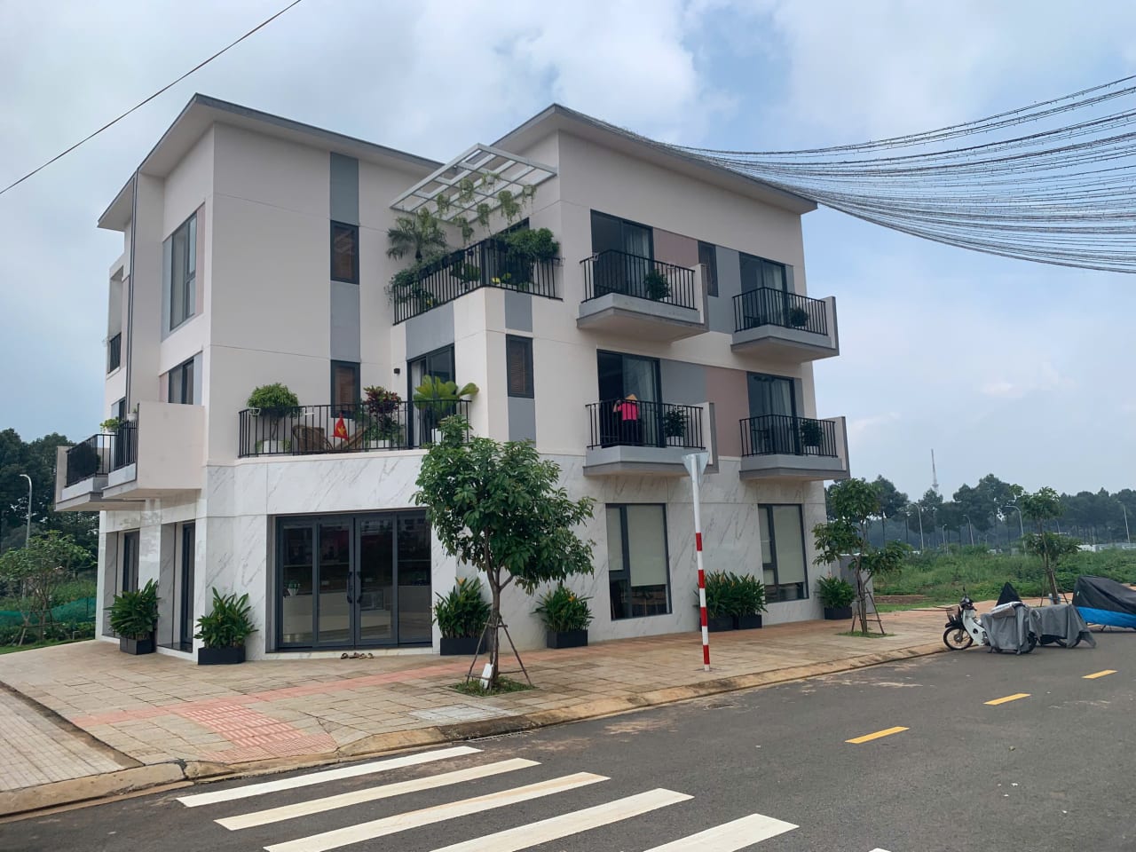 Cận cảnh mặt tiền nhà phố liên kế hoàn thiện tại The Link City Dầu Giây