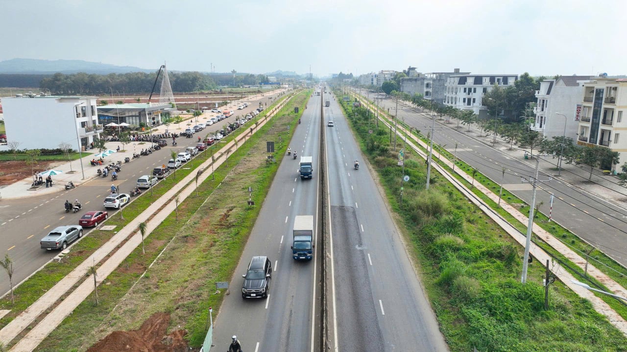 Góc giao lộ nội khu The Link City nhà phố liên kế hai bên đường rộng