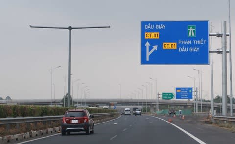 Biển chỉ đường cột mốc ngã tư QL1A QL20 Dầu Giây Thống Nhất Đồng Nai