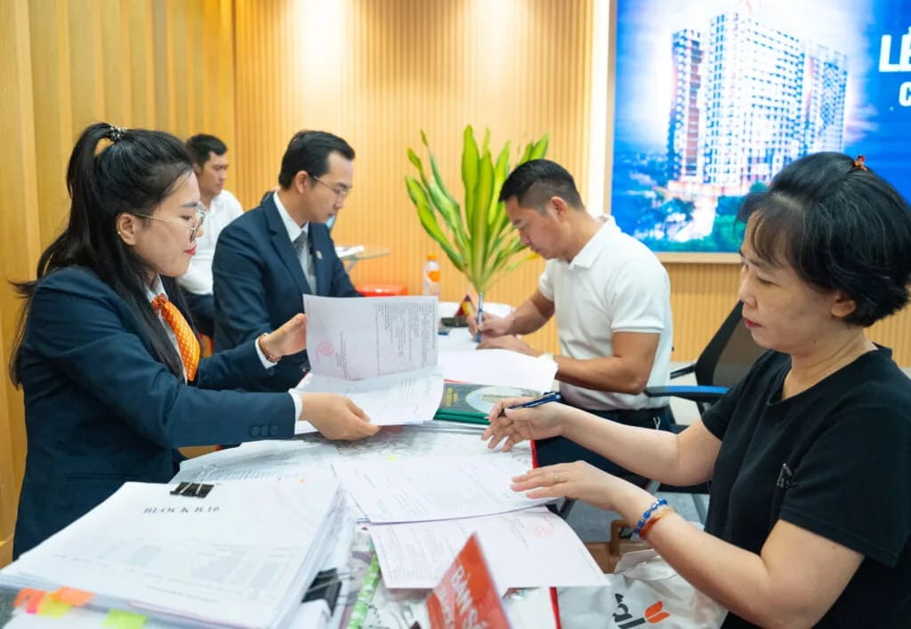 Khách hàng nhận sổ hồng tại văn phòng Kim Oanh Land Dầu Giây