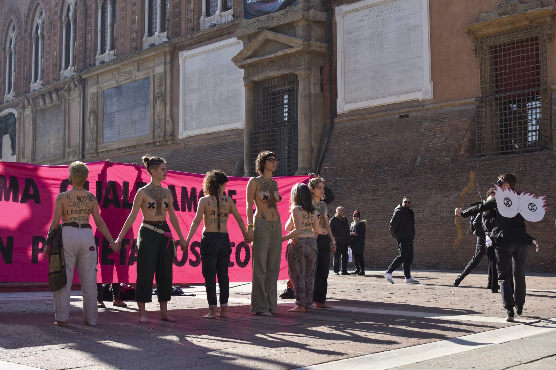 Bologna Nude In Piazza Maggiore Per Denunciare Loppressione Di Terre