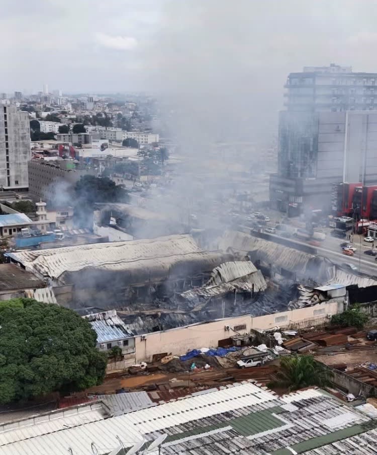 CHINA MALL PREND FEU