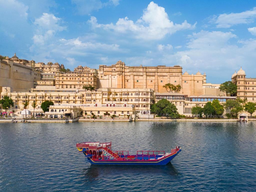 boat ride in udaipur, lake pichola boat riding, city palace udaipur