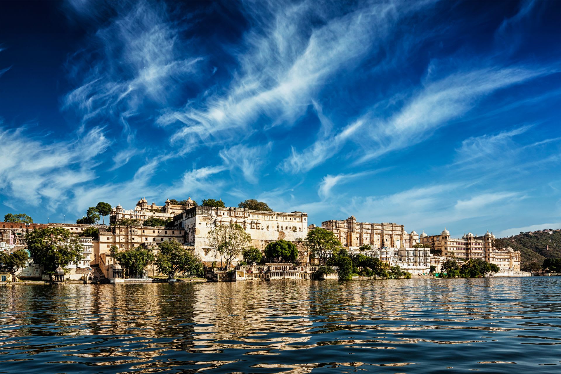 lake pichola, udaipur city, top tourist attraction in udaipur, one day udaipur itinerary