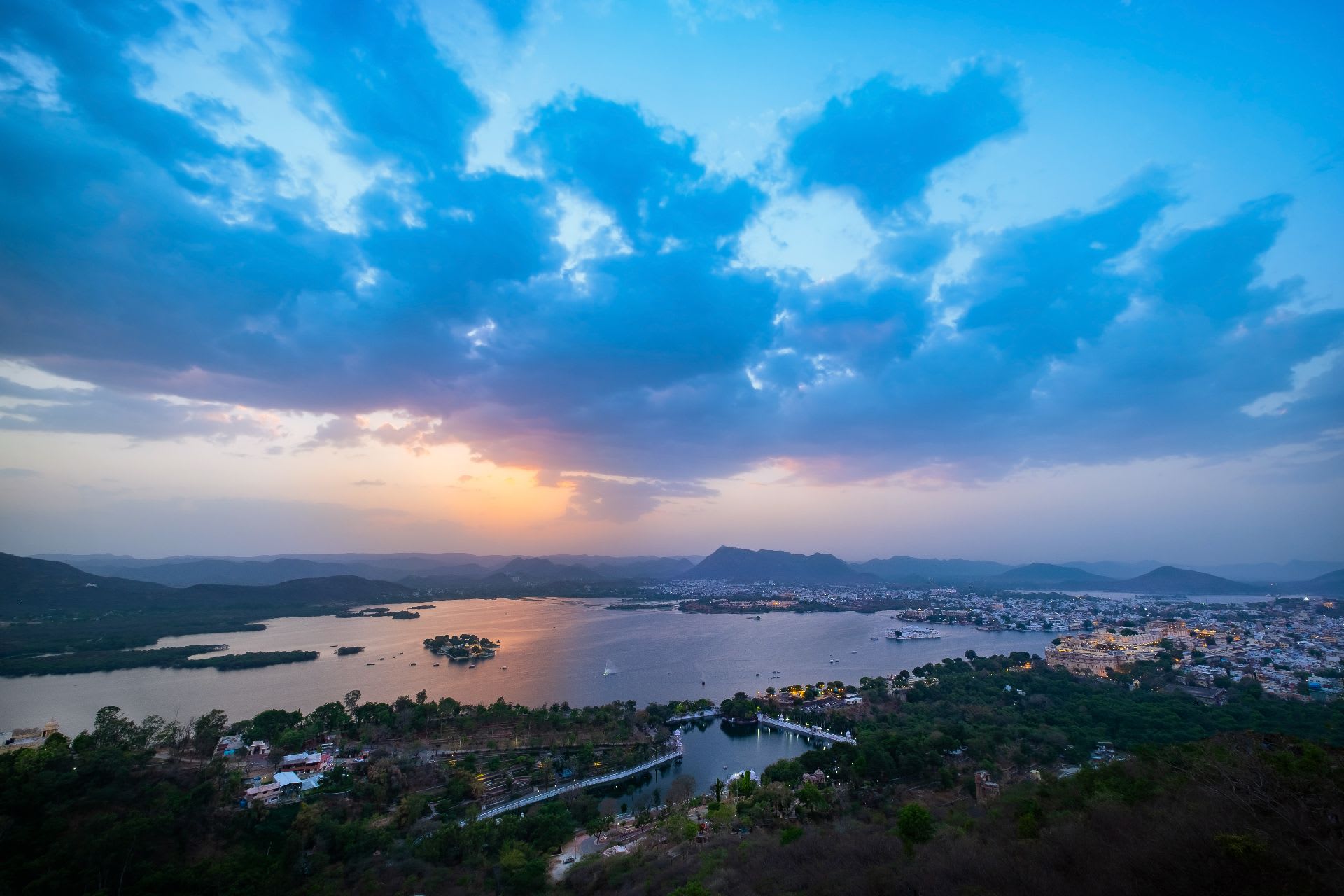 lake pichola sunrise, udaipur beautiful pics, hotels in udaipur, city of lake