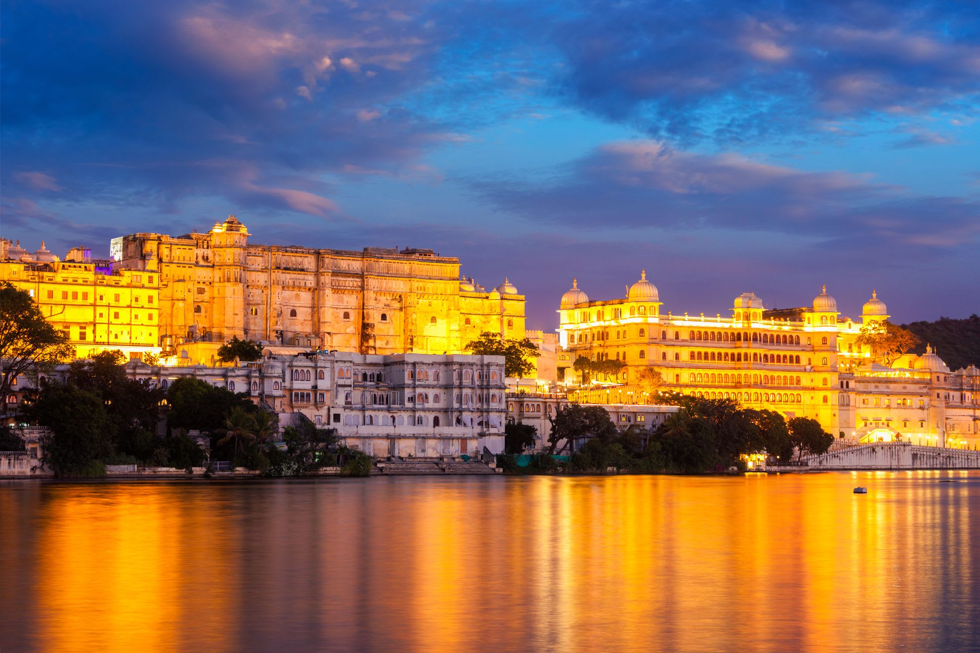 udaipur city night view, lake pichola, best night view in udaipur