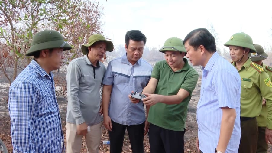 Đồng chí Chủ tịch UBND tỉnh Lê Hồng Vinh chỉ đạo công tác chữa cháy rừng tại xã Ninh Châu vào đầu tháng 6/2026 - Ảnh: K.H