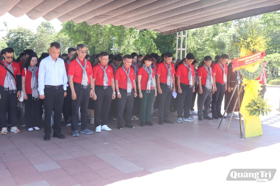 
Các thành viên đoàn công tác của Ban Tuyên giáo và Dân vận Thành ủy thành phố Hồ Chí Minh dành một phút mặc niệm tại Di tích quốc gia đặc biệt Thành Cổ Quảng Trị - Ảnh: T.P
