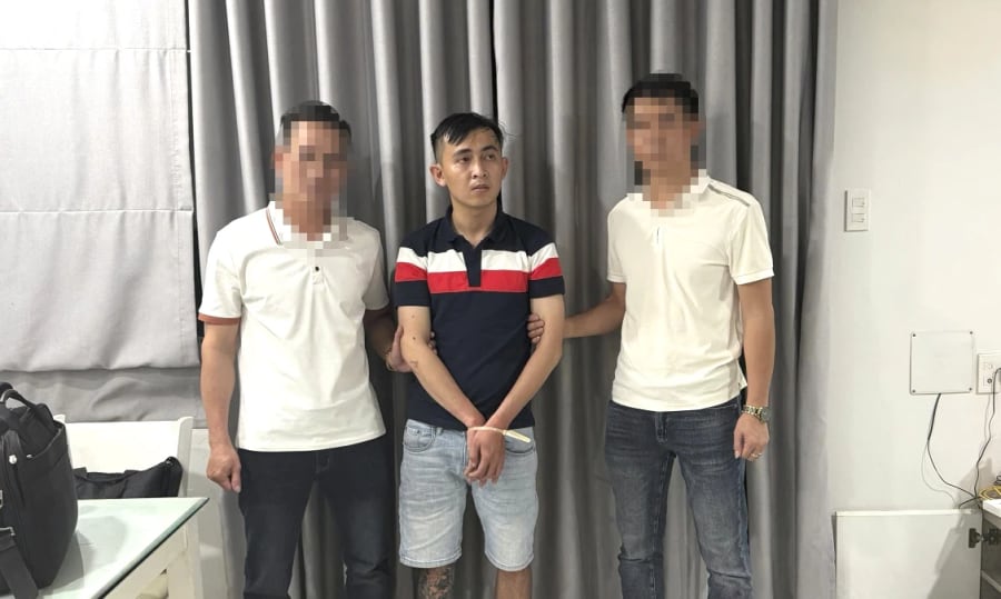 Bắt giữ đối tượng truy nã Phan Văn Phóng - Ảnh: N.Q.V