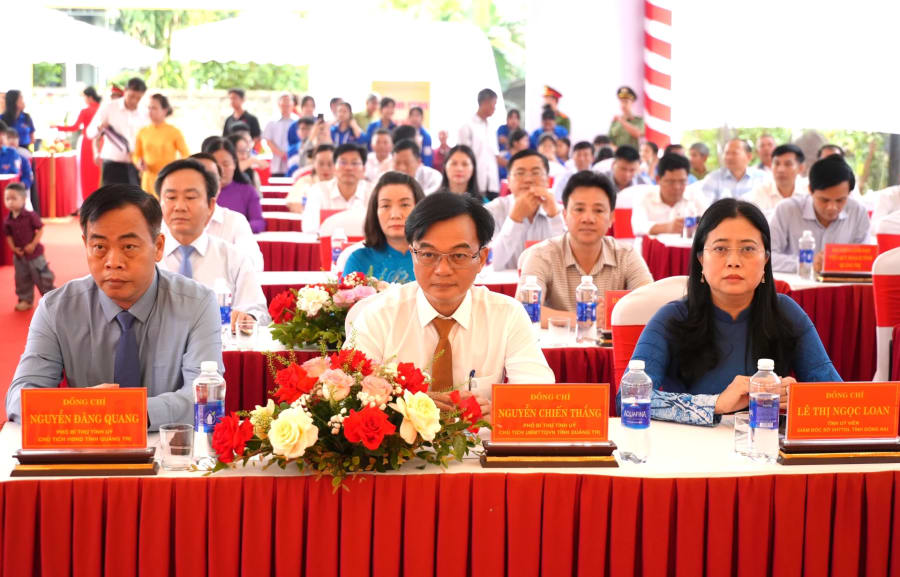Các đồng chí lãnh đạo tỉnh tham dự buổi lễ - Ảnh: T.Đ