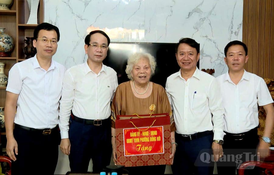 Đoàn công tác do đồng chí Phan Mạnh Hùng, Bí thư Đảng ủy phường Đồng Hới dẫn đầu, thăm hỏi và tặng quà Anh hùng Lao động Trương Thị Diên - Ảnh: H.Tr