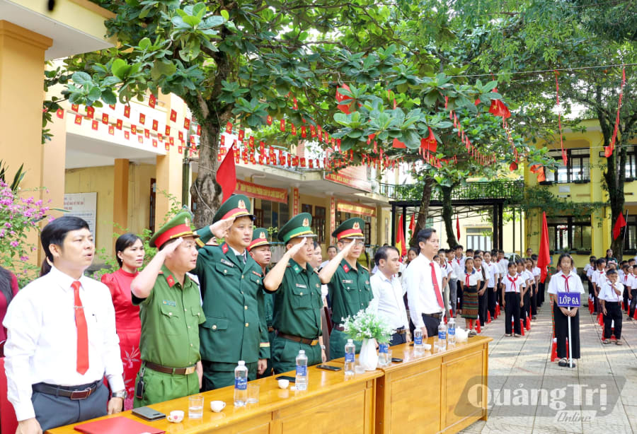 Đại diện lãnh đạo Đoàn KTQP 79 tham dự tại lễ khai giảng năm học mới 2026-2027 tại Trường PTDT bán trú TH và THCS Ngân Thủy - Ảnh: V. Minh
