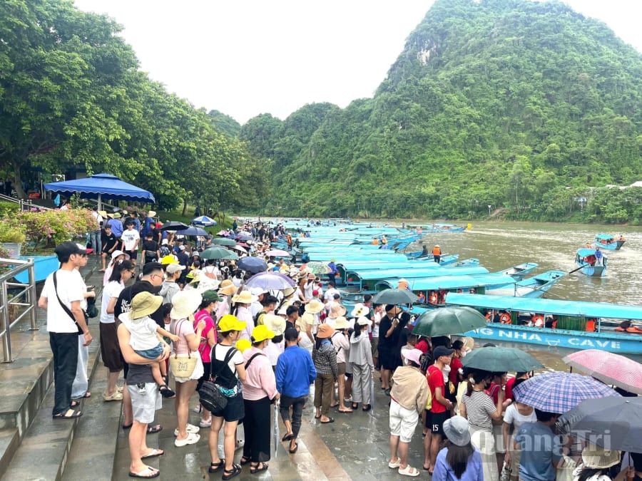 Trong những ngày đầu kỳ nghỉ lễ 2/9 có mưa, nhưng Phong Nha-Kẻ Bàng vẫn thu hút lượng lớn du khách - Ảnh: T.Đ