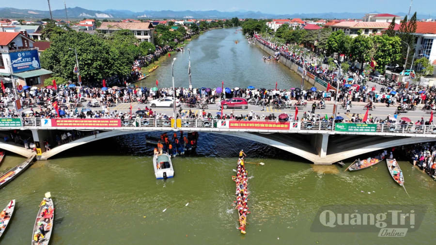 Lễ hội đua và bơi thuyền truyền thống sôi động trên sông Kiến Giang đã trở thành tâm điểm, thu hút sự quan tâm của đông đảo du khách và cộng đồng địa phương – Ảnh: P.S