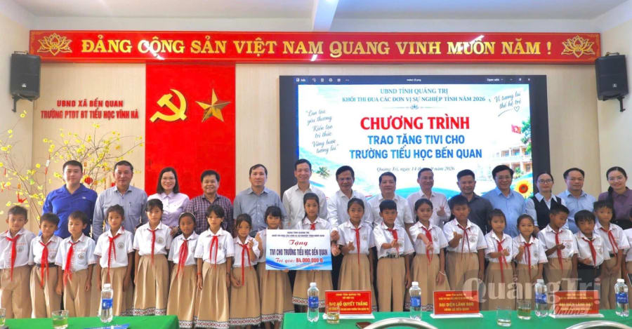 Đại diện Khối Thi đua các đơn vị sự nghiệp tỉnh trao tặng quà cho học sinh Trường Tiểu học Bến Quan - Ảnh: MT