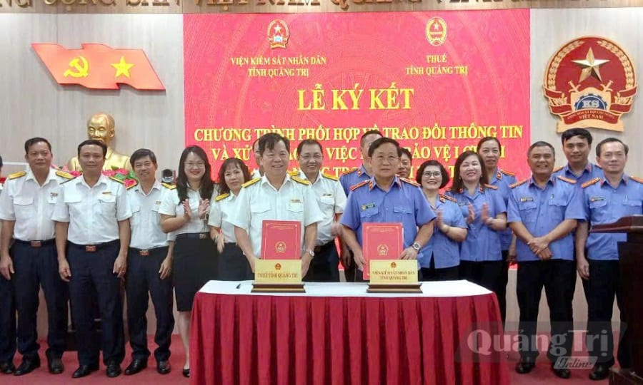 Khoảnh khắc ký kết chương trình phối hợp chiến lược giữa Viện kiểm sát nhân dân tỉnh và Cục Thuế tỉnh - Ảnh: H.Đ