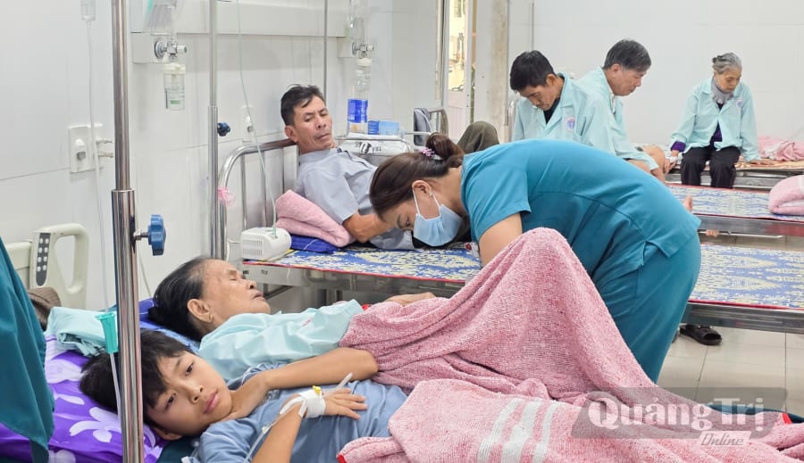 Tính đến 15 giờ ngày 15/9, Bệnh viện Đa khoa khu vực Cam Lộ đã tiếp nhận và đang điều trị cho 46 trường hợp bệnh nhân nghi ngộ độc thực phẩm sau khi ăn bánh mì - Ảnh: L.T