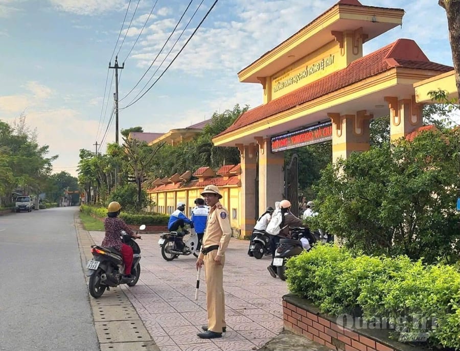 Lực lượng Cảnh sát giao thông tích cực triển khai các biện pháp bảo đảm an toàn giao thông tại khu vực trường học - Ảnh: P.X.D
