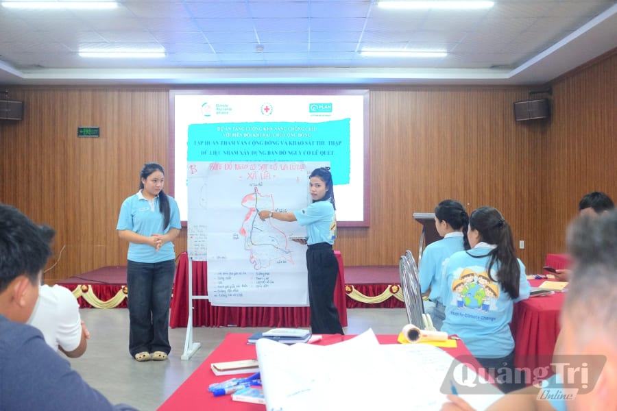 Các học viên tham gia thực hành xác định các khu vực có nguy cơ lũ quét, sạt lở đất trên bản đồ tại lớp tập huấn - Ảnh: Quang Ngọc.