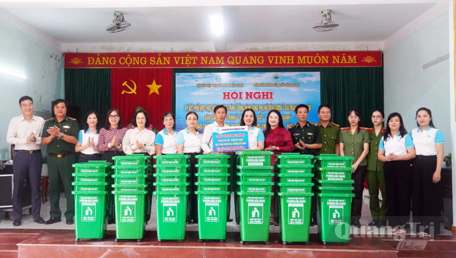 Hội LHPN phường Bắc Gianh và Đồn Biên phòng Cửa khẩu Cảng Gianh bàn giao thùng rác xanh cho TDP Mỹ Hòa - Ảnh: N.M