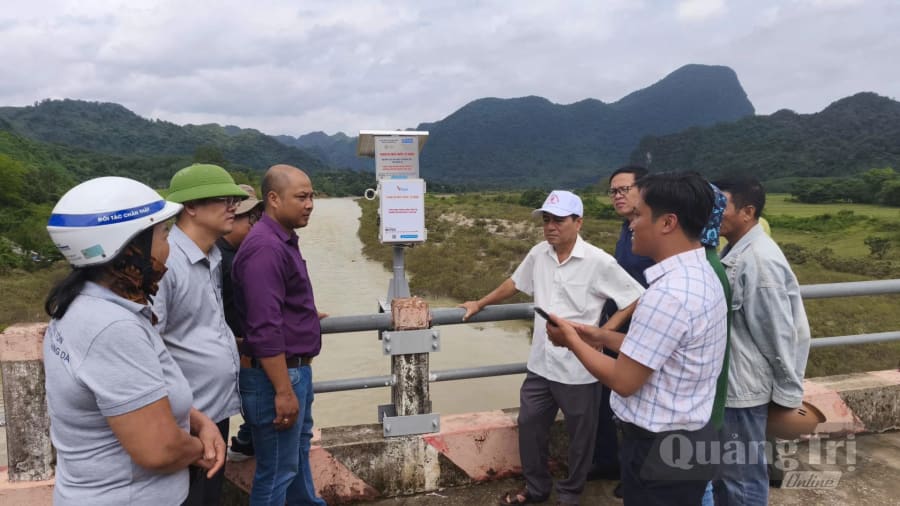 Học viên được trực tiếp hướng dẫn cách thức sử dụng ứng dụng để giám sát thông tin cảnh báo và dữ liệu quan trắc theo thời gian thực, tập trung tại khu vực sông Long Đại, xã Trường Sơn, tỉnh Quảng Trị. (Ảnh: Quang Ngọc)