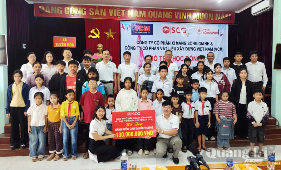 Ban tổ chức đã trao 90 suất quà trị giá 130 triệu cho các em học sinh khó khăn trên địa bàn xã Tuyên Hóa - Ảnh: V.H