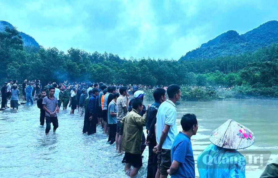 Lực lượng chức năng và người dân xã Phong Nha tập trung tìm kiếm tại khu vực nam sinh bị nước cuốn trôi - Ảnh: T.Đ