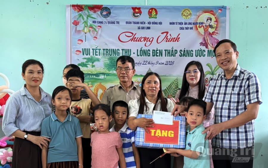 Đại diện lãnh đạo Sở Y tế trao quà Trung thu cho các em nhỏ tại Trung tâm Phục hồi chức năng trẻ khuyết tật xã Gio Linh - Ảnh: H.L