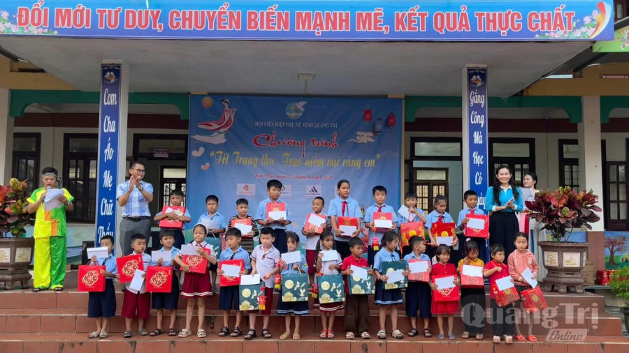 Các em có hoàn cảnh khó khăn được trao quà Trung thu - Ảnh: LT