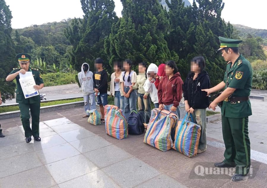 Các đối tượng quốc tịch Lào nhập cảnh trái phép vào Việt Nam bị trục xuất, trao trả - Ảnh: L.T