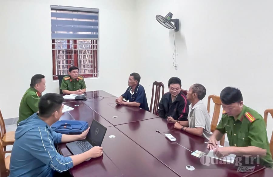 Công an xã Kim Ngân hướng dẫn gia đình anh Thân Trung Nhân làm thủ tục xác minh, tiếp nhận - Ảnh: Công an xã Kim Ngân