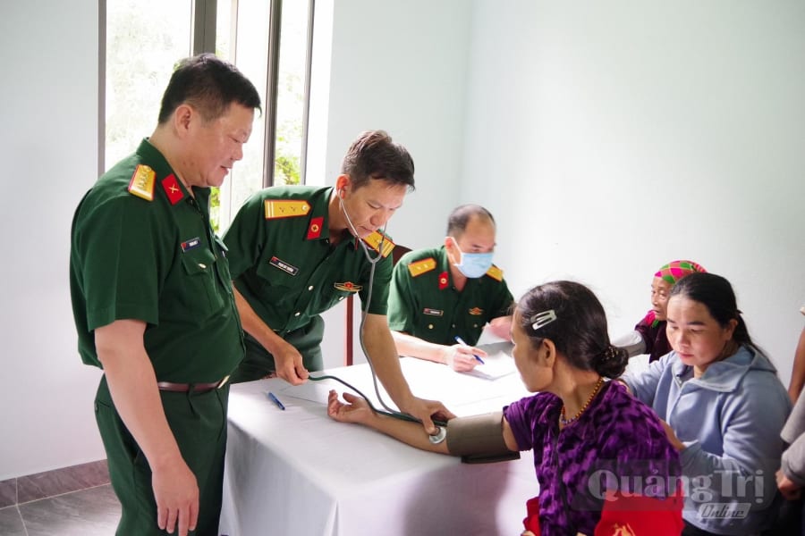 Các y, bác sĩ Bộ CHQS tỉnh tổ chức khám bệnh, tư vấn sức khỏe và cấp phát thuốc miễn phí cho gần 250 người dân trên địa bàn - Ảnh: X.D
