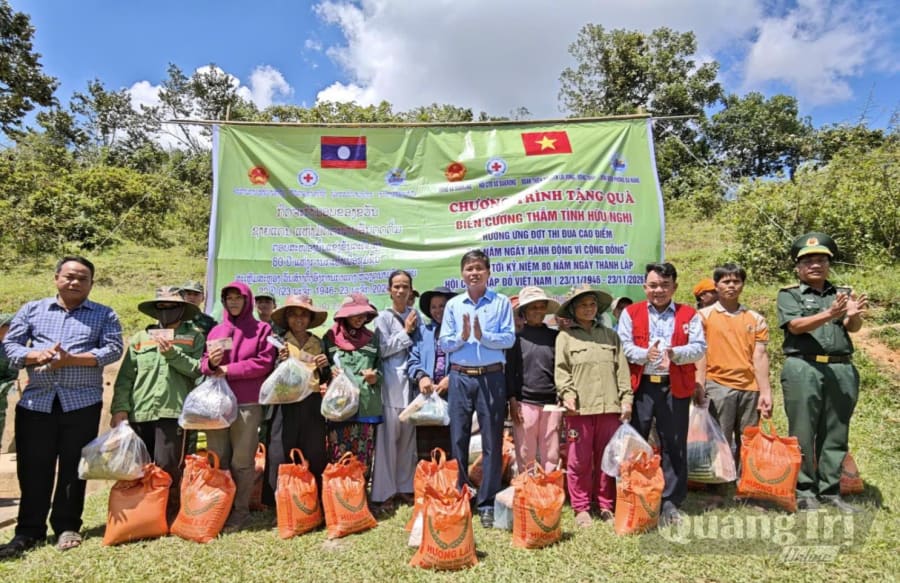 Đại diện lãnh đạo địa phương, Đồn Biên phòng Ba Nang và nhà tài trợ trao quà cho các hộ gia đình nghèo-Ảnh: K.S