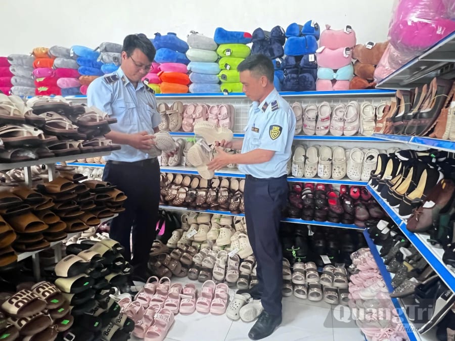 Lực lượng Quản lý thị trường tăng cường kiểm tra hàng hóa không rõ nguồn góc, xuất xứ-Ảnh: H.C