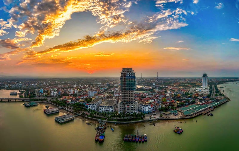 Đồng Hới đẹp thêm trong ánh hoàng hôn.