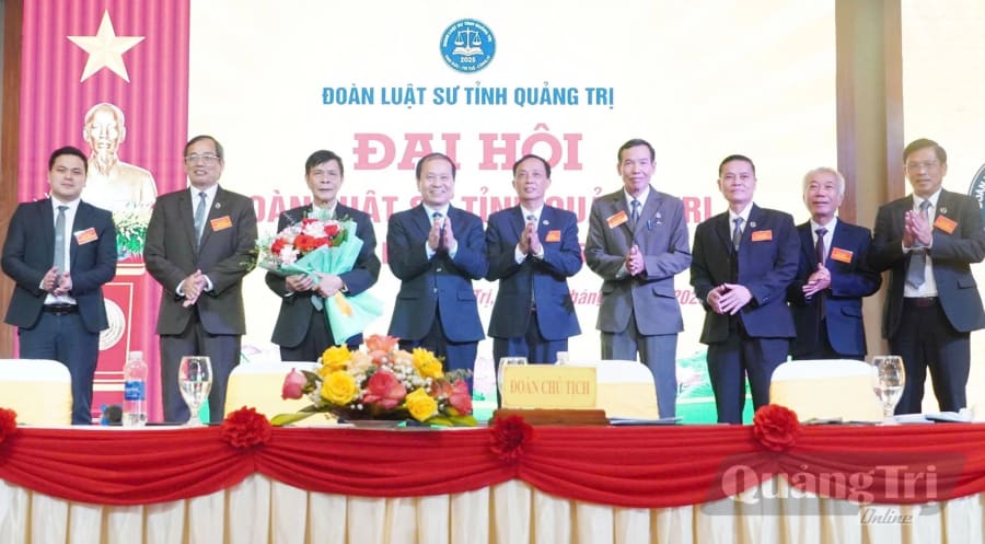 Ban Chủ nhiệm Đoàn Luật sư tỉnh Quảng Trị khóa I, nhiệm kỳ 2025-2030 luôn thể hiện tinh thần đoàn kết, quyết tâm đưa pháp luật đến gần hơn với người dân - Ảnh: Q.V
