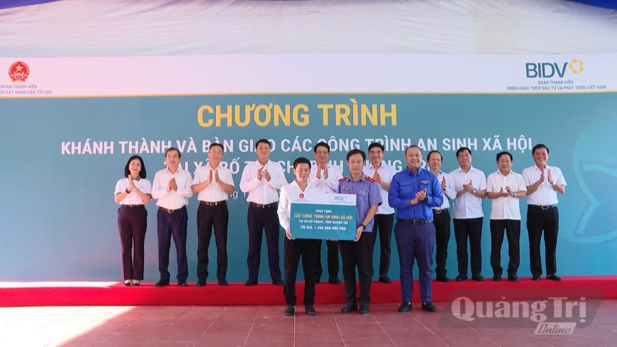 Đại diện Đoàn thanh niên Viện Kiểm sát nhân dân tối cao và Đoàn thanh niên Ngân hàng BIDV trao bảng tượng trưng các công trình an sinh xã hội tại tỉnh - Ảnh: K.H