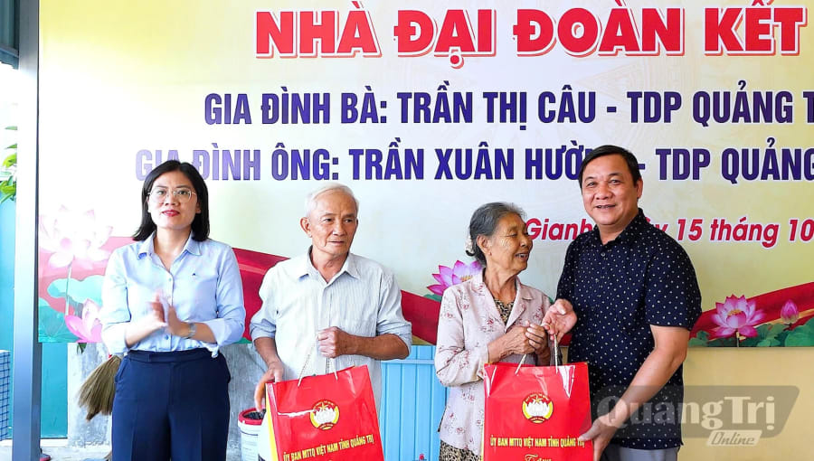 Đại diện Ủy ban MTTQ Việt Nam tỉnh tặng quà cho các gia đình - Ảnh: N.M