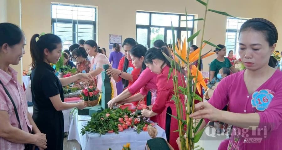 Các đội thi thể hiện sự khéo léo thông qua phần thi “Sắc hoa” - Ảnh: H.Đ