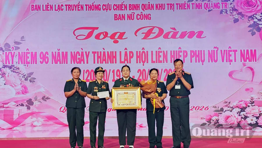 Vinh danh các tập thể, cá nhân đạt thành tích trong hoạt động hội - Ảnh: Tạ Hưng