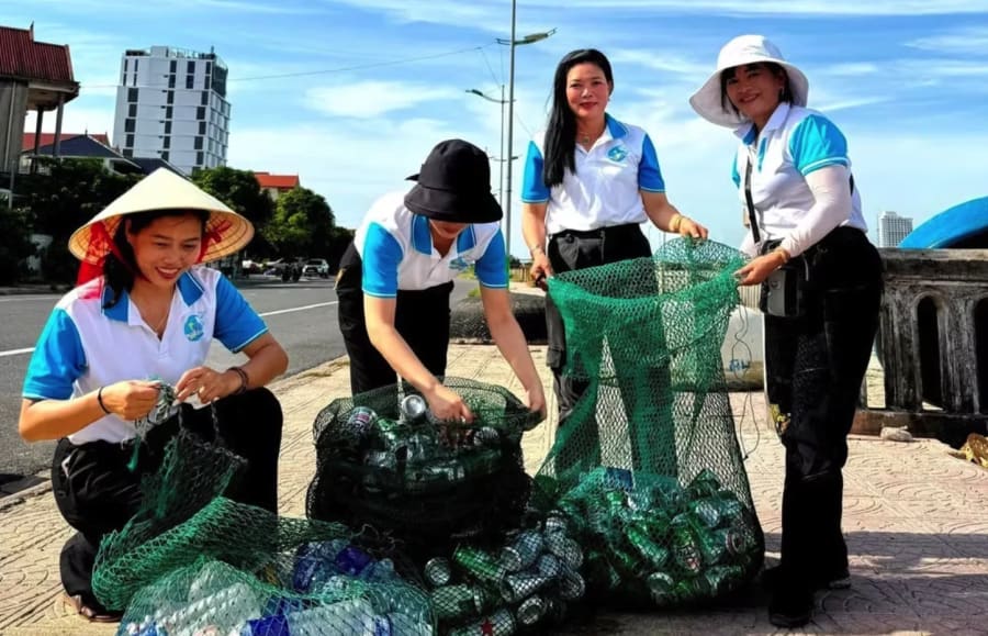 Hội viên Hội Liên hiệp phụ nữ phường Đồng Hới (Quảng Trị) thu gom, phân loại, bán phế liệu đóng góp xây dựng quỹ tình thương. (Ảnh: TTXVN phát)
