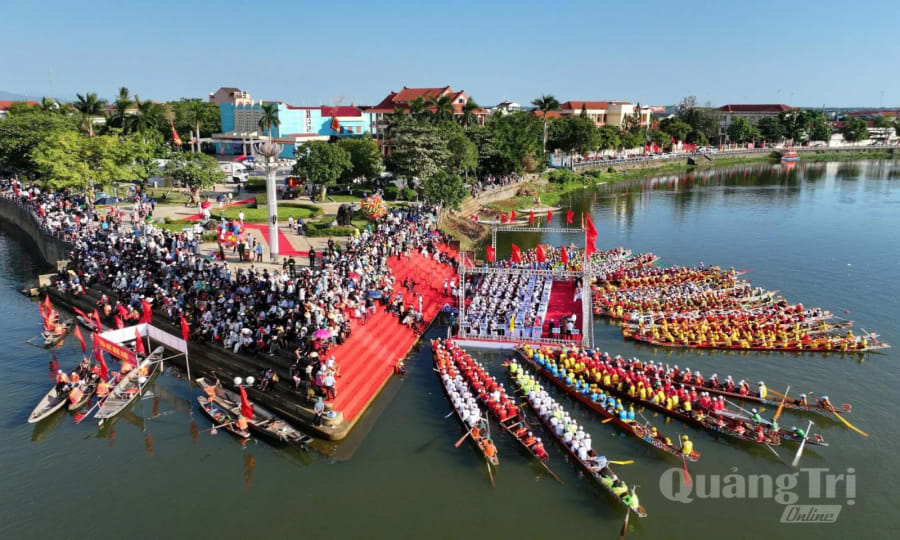 Lễ hội đua, bơi thuyền truyền thống trên sông Kiến Giang thu hút đông đảo du khách đến tham quan, trải nghiệm nét đẹp văn hóa địa phương - Ảnh: H.C
