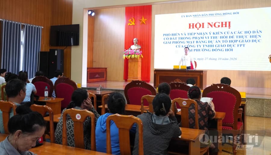Đồng chí Nguyễn Thăng Long, Phó Chủ tịch Thường trực UBND phường Đồng Hới tiếp thu các ý kiến của các hộ dân - Ảnh: H.Tr