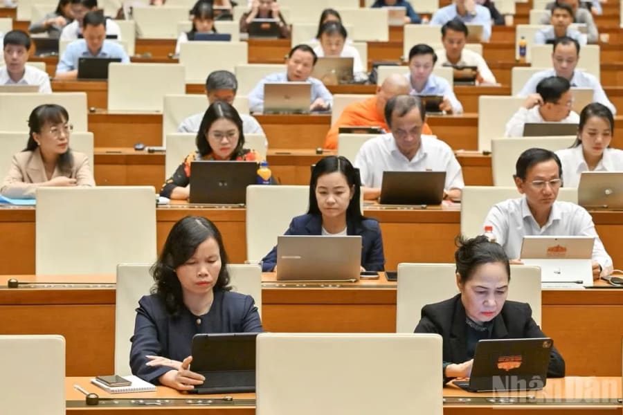 Đại biểu Quốc hội thảo luận ở hội trường về dự thảo Bộ luật Hình sự (sửa đổi). (Ảnh: THỦY NGUYÊN)